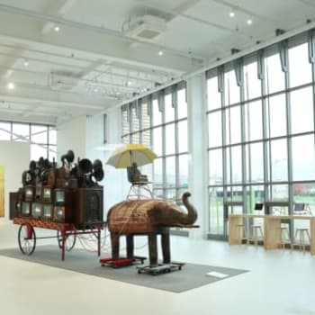 "Elephant Cart" (přkl. Sloní Vozík)  je dílo Nam June Paika, zesnulého korejsko-amerického umělce považovaného za zakladatele hnutí videoartu.