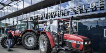 Drsné scény v Nizozemsku: Lidé protestují proti vybíjení krav, policie střílela na traktor