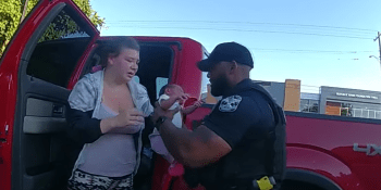 Dramatické záběry: Týdenní miminko přestalo dýchat, zachránil ho pohotový policista
