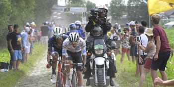 Hrůzný moment na Tour de France. Cyklista se srazil s divákem a zlomil si obratel