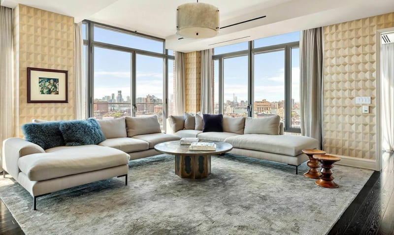 Obývací pokoj v newyorském bytě má přes třicet metrů čtverečních