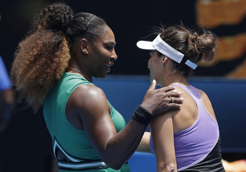 Serena Williamsová (vlevo) přijímá gratulace po vítězství 6:0, 6:2 v prvním kole Australian Open v Malbourne v lednu 2019 od německé soupeřky, ale také sousedky z Palm Beach Tatjany Mariaové. 