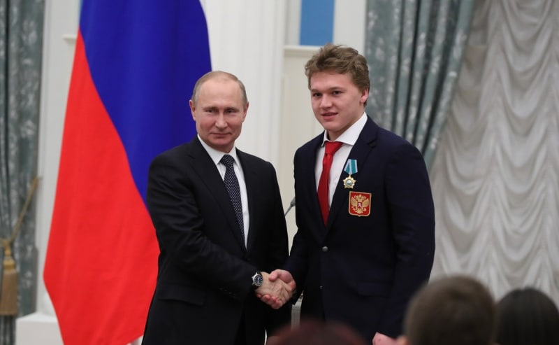 Karill Kaprizov přijímá gratulaci od ruského prezidenta Vladimira Putina po triumfu na ZOH 2018. 