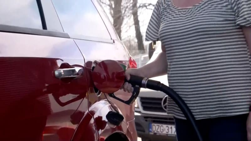 Ceny paliv klesaly v uplynulých měsících spíš jen o haléře. Nyní se Češi dočkávají podstatného zlevnění.