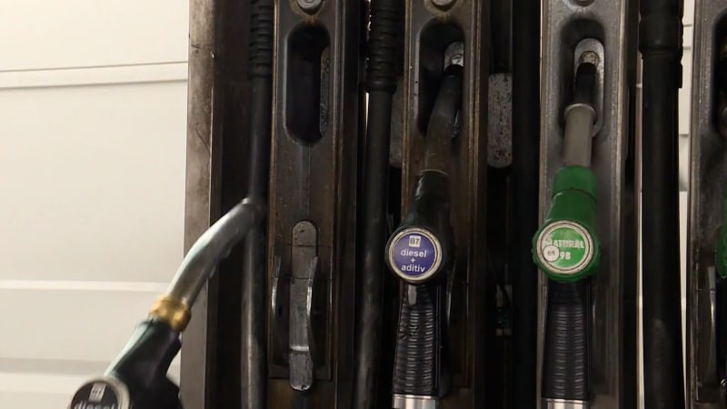 Ceny paliv klesly jen o haléře. Kdy se Češi dočkají výraznějšího zlevnění?