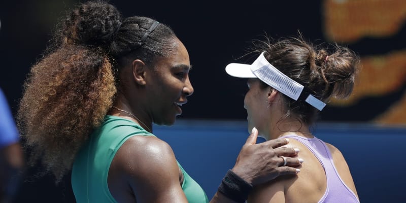 Serena Williamsová (vlevo) přijímá gratulace po vítězství 6:0, 6:2 v prvním kole Australian Open v Malbourne v lednu 2019 od německé soupeřky, ale také sousedky z Palm Beach Tatjany Mariaové. 