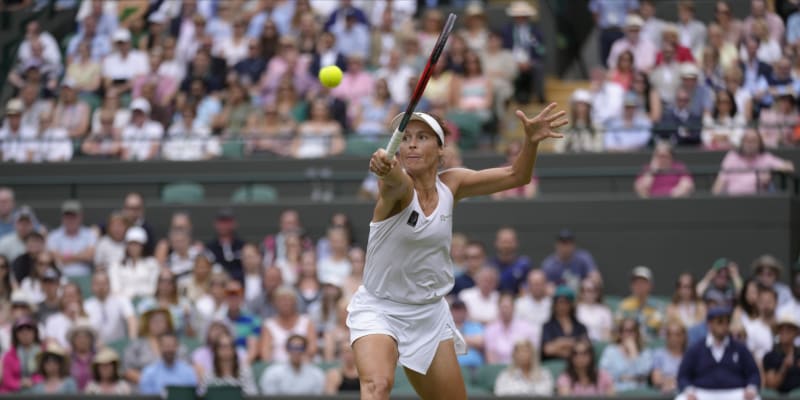 Německá tenistka Tatjana Mariaová překvapila svým postupem do semifinále Wimbledonu 2022. Soupeřky většinou zaskočila svým jednorukým backhandem, často zahraným jako slice, tedy s rotací. 