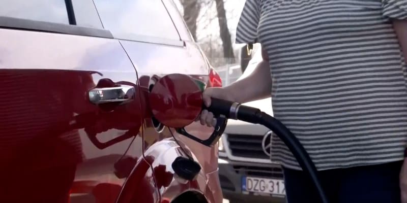 Ceny paliv klesaly v uplynulých měsících spíš jen o haléře. Nyní se Češi dočkávají podstatného zlevnění.