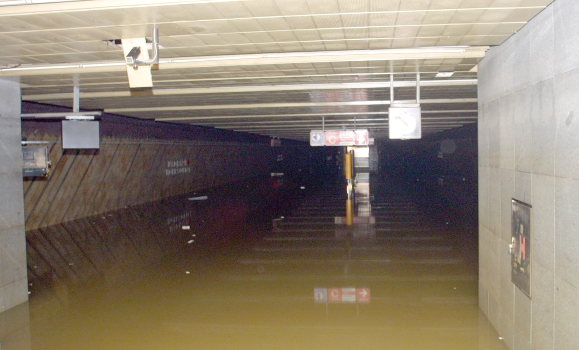 Zatopená stanice metra Nádraží Holešovice. Rok 2002