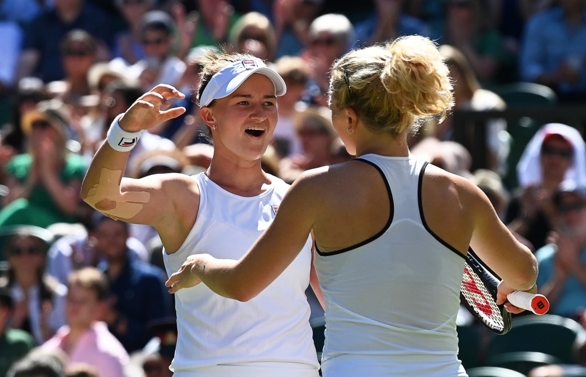Tenistky Krejčíková a Siniaková si po čtyřech letech zahrají finále Wimbledonu.