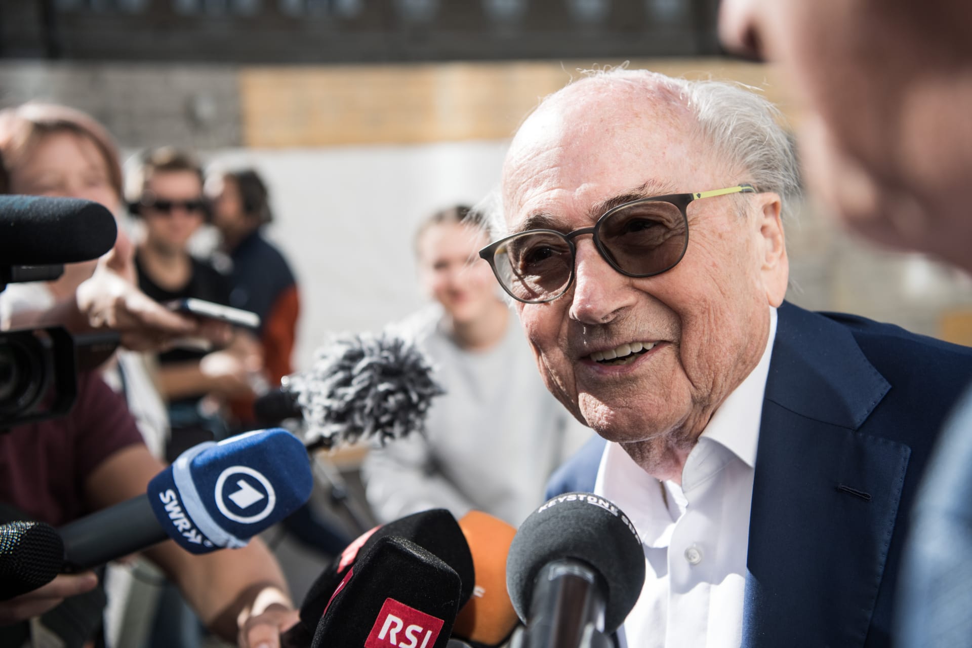 Bývalého předsedu Mezinárodní fotbalové federace (FIFA) Seppa Blattera a někdejšího šéfa Unie evropských fotbalových asociací (UEFA) Michela Platiniho švýcarský soud zprostil obvinění z finančního podvodu. 