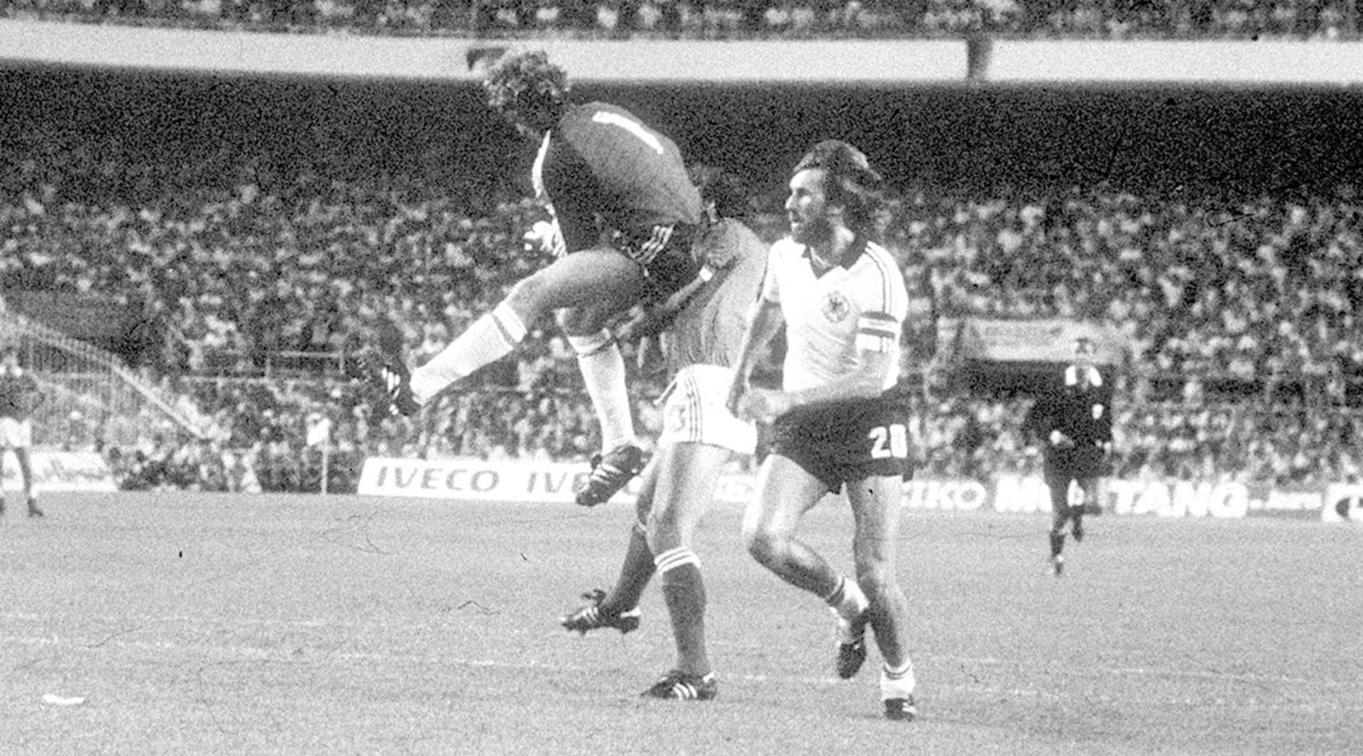 Archivní snímek ukazuje jeden z nejkontroverznějších okamžiků světového fotbalu. Německý brankář Harald Schumacher naráží během semifinále mistrovství světa 1982 v letu do francouzského obránce Patricka Battistona, který zůstal po vzájemném střetu v bezvědomí.