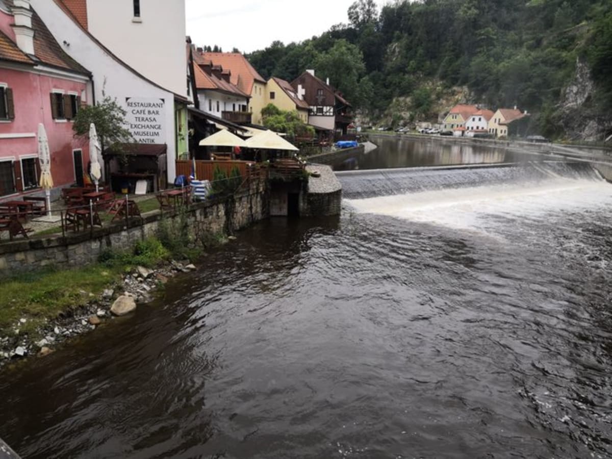 V pátek dopoledne vytáhli policejní potápěči z řeky Vltavy v centru Českého Krumlova tělo muže. Ten byl pohřešovaný od úterního nešťastného převrhnutí raftu.