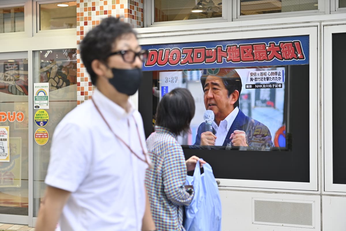 Bývalý japonský premiér Šinzó Abe (67) zemřel po atentátu v prefektuře Nara.
