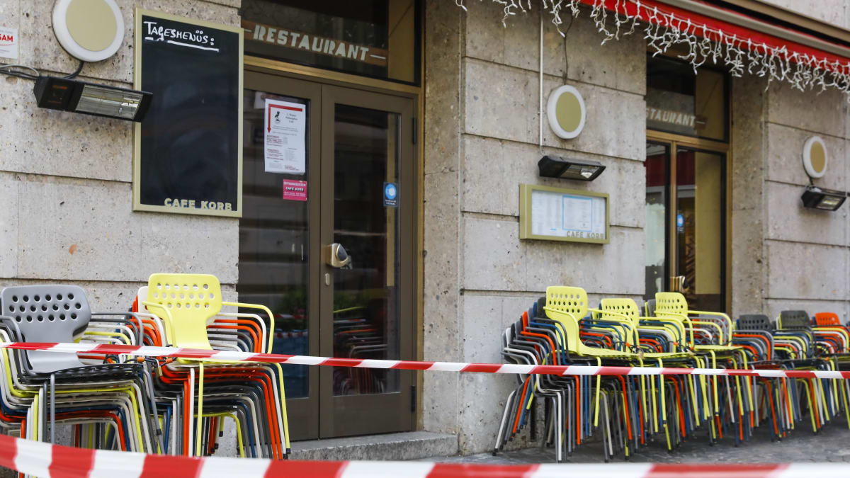 Častý obrázek z vídeňských ulic. Kavárny či restaurace zůstávají zavřené, protože v nich nemá kdo obsluhovat.
