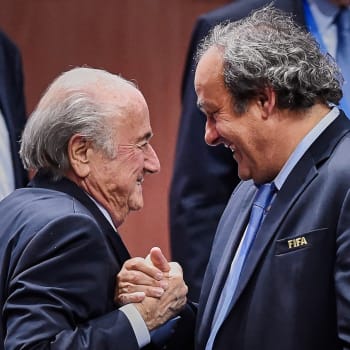 Bývalý předseda Mezinárodní fotbalové federace (FIFA) Seppa Blattera a někdejšího šéf Unie evropských fotbalových asociací (UEFA) Michel Platini v roce 2015