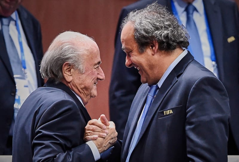 Bývalý předseda Mezinárodní fotbalové federace (FIFA) Sepp Blatter a někdejší šéf Unie evropských fotbalových asociací (UEFA) Michel Platini v roce 2015