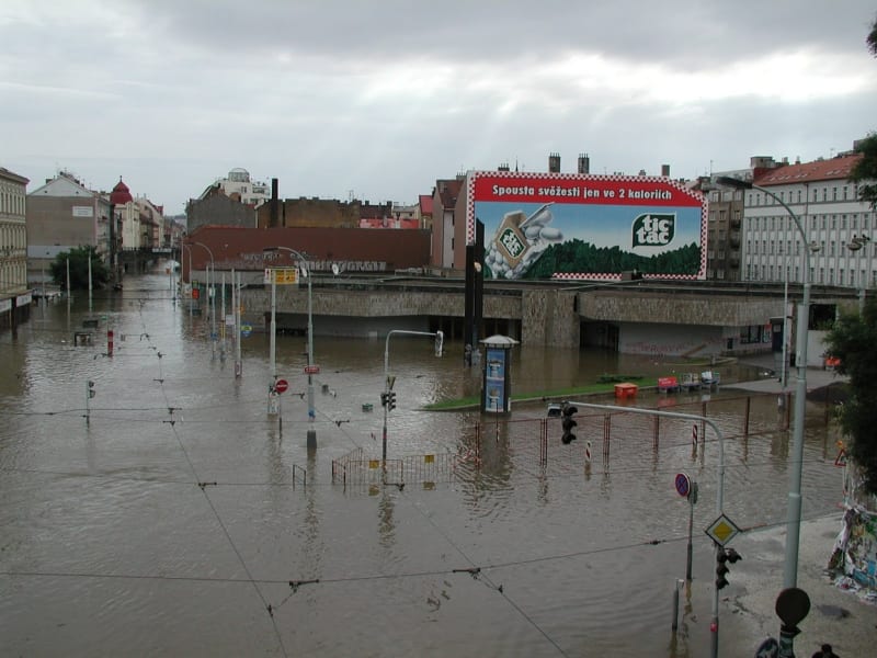 Záplavy v Praze v roce 2002. Vchod do stanice metra Florenc