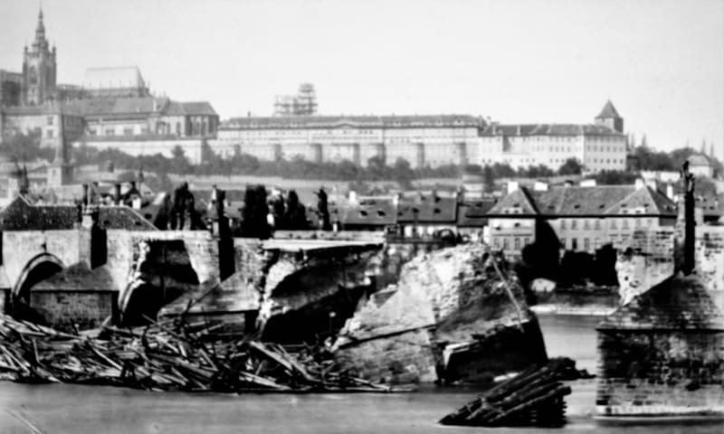 Pobořený Karlův Most v Praze v roce 1890