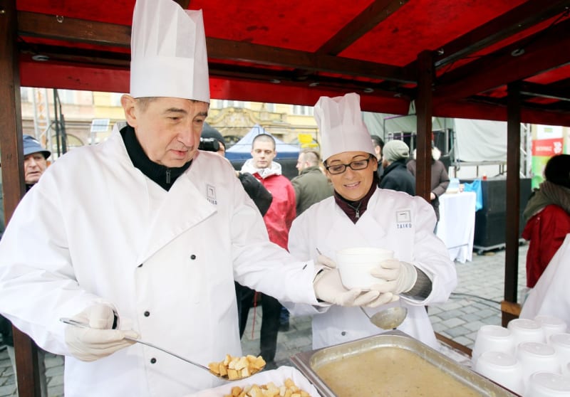 Babiš a Krnáčová spolu nalévali rybí polévku na vánočních trzích na Staroměstském náměstí.