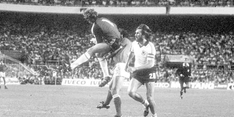 Archivní snímek ukazuje jeden z nejkontroverznějších okamžiků světového fotbalu. Německý brankář Harald Schumacher naráží během semifinále mistrovství světa 1982 v letu do francouzského obránce Patricka Battistona, který zůstal po vzájemném střetu v bezvědomí.