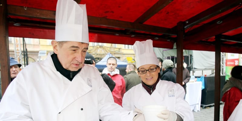 Babiš a Krnáčová spolu nalévali rybí polévku na vánočních trzích na Staroměstském náměstí.