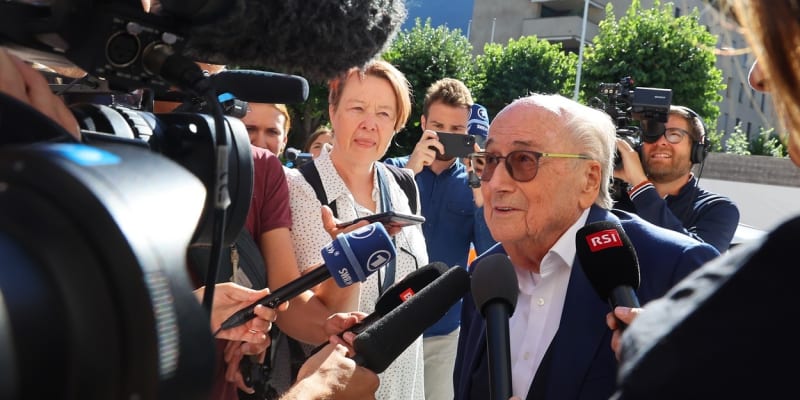 Bývalého předsedu Mezinárodní fotbalové federace (FIFA) Seppa Blattera a někdejšího šéfa Unie evropských fotbalových asociací (UEFA) Michela Platiniho švýcarský soud zprostil obvinění z finančního podvodu. 