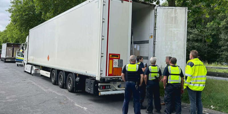 Zdrogovaný řidič českého kamionu převážel v Německu tuny nezajištěné výbušniny.