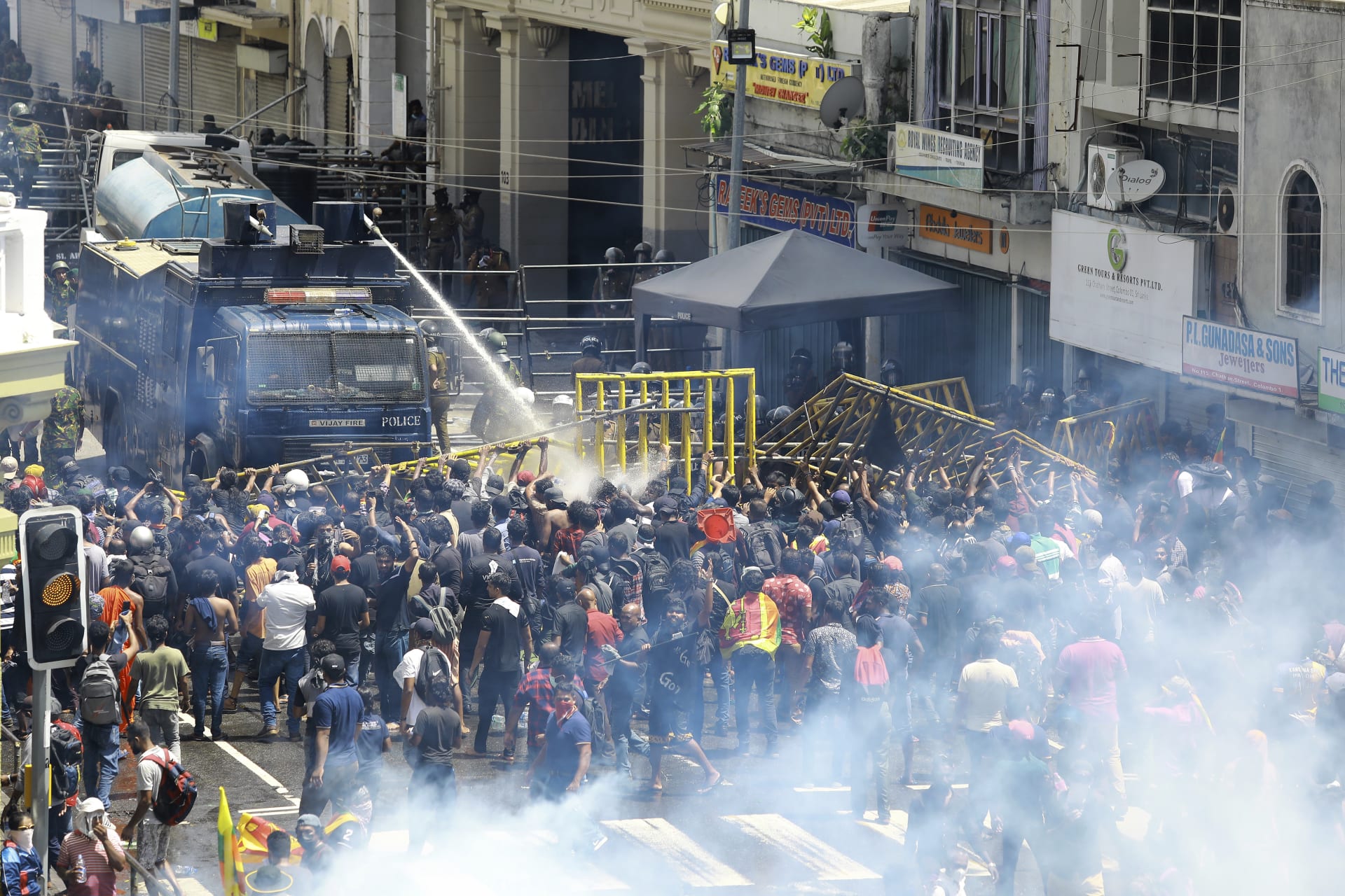 Při protestech policisté použili granáty se slzným plynem, Kolombo, Srí Lanka, sobota 9. července 2022.