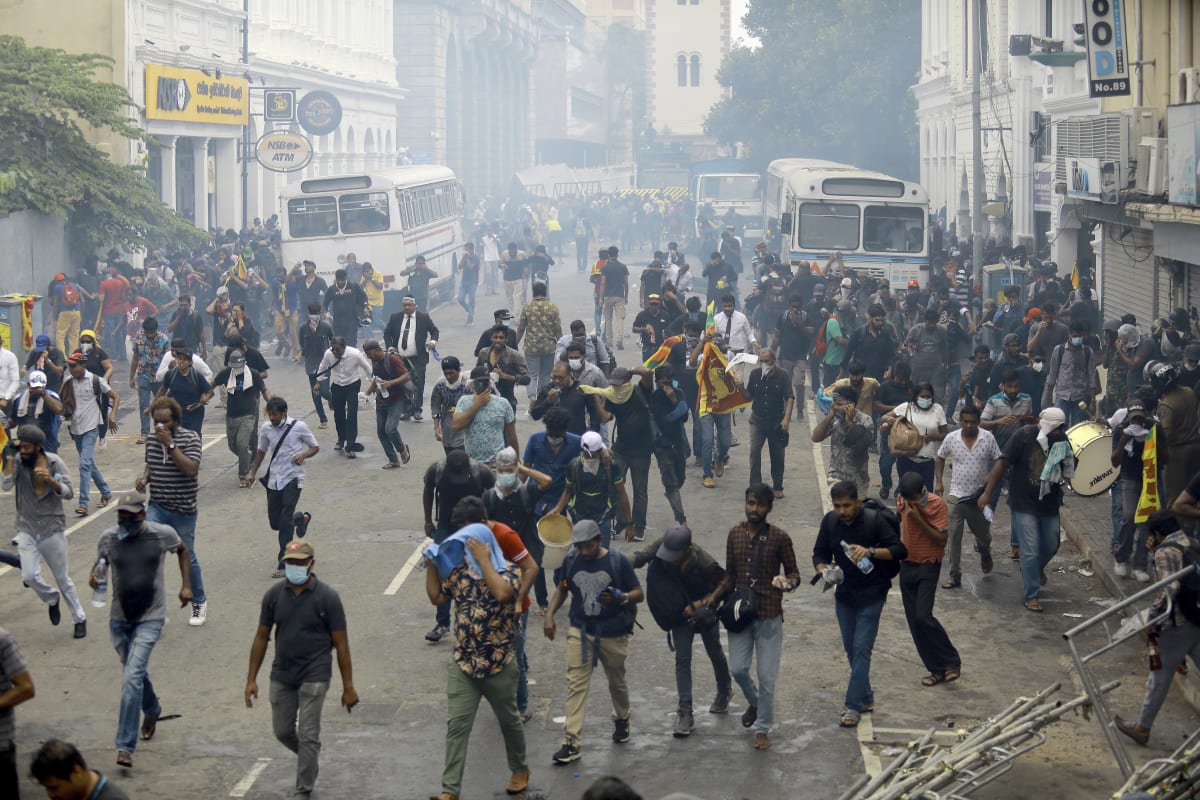 Při protestech policisté použili granát se slzným plynem, Kolombo, Srí Lanka, sobota 9. července 2022.