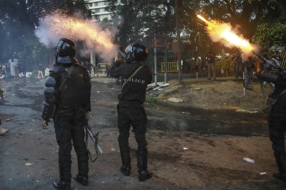 Pořádkové síly na demonstranty použily mimo jiné i slzný plyn.