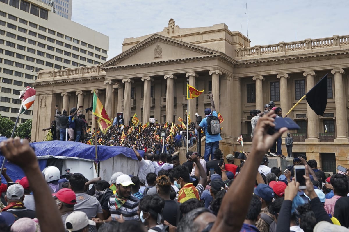 Protestující mimo jiné vnikli do prezidentského paláce.