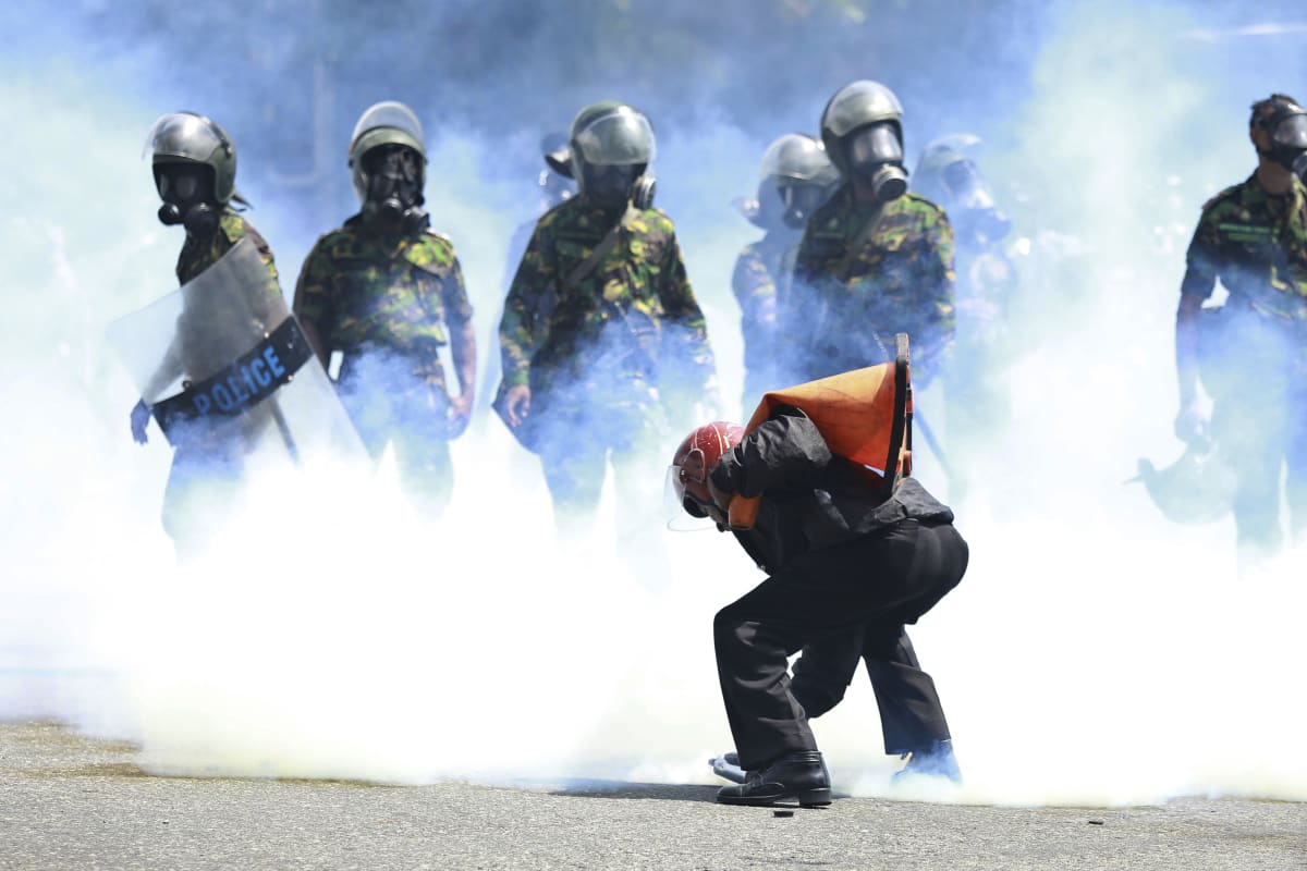 Pořádkové síly na demonstranty použily mimo jiné i slzný plyn.