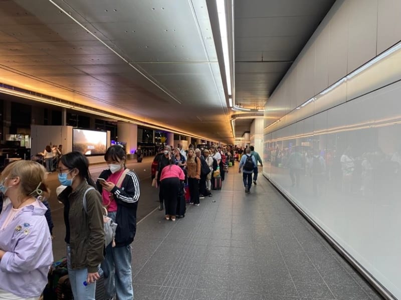 Lidé čekají na taxi na frankfurtském letišti