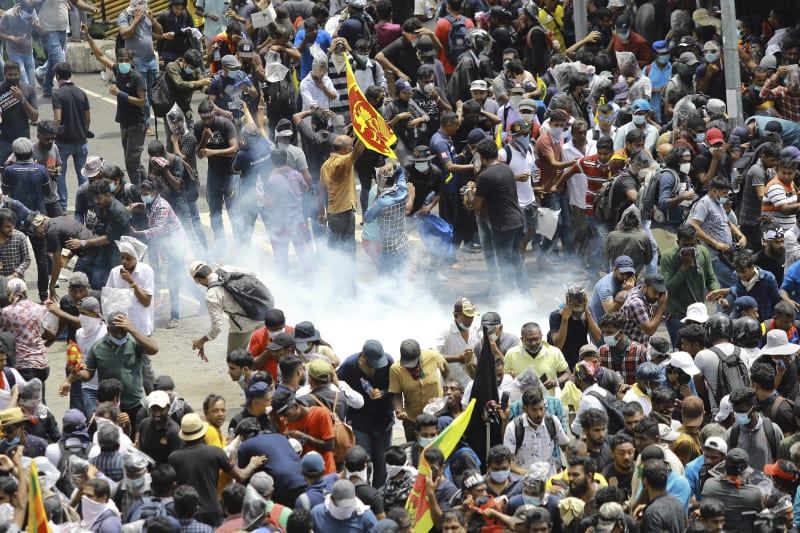 Při protestech policisté použili granát se slzným plynem, Kolombo, Srí Lanka, sobota 9. července 2022.