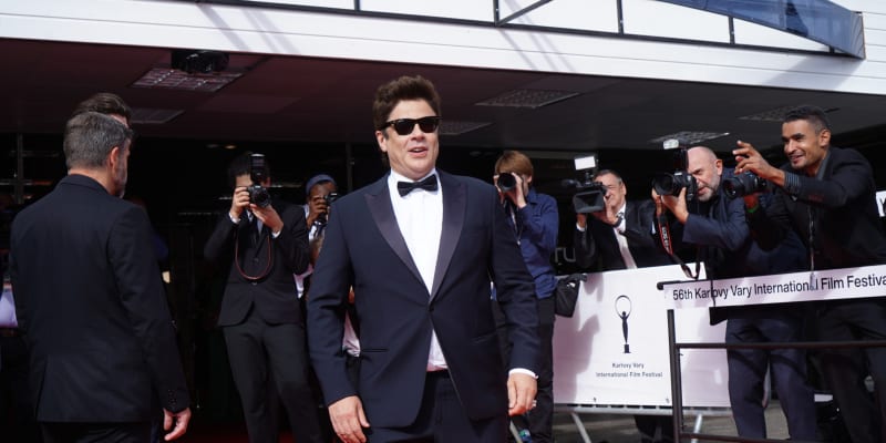 Benicio del Toro na závěrečném červeném koberci 56. ročníku KVIFF