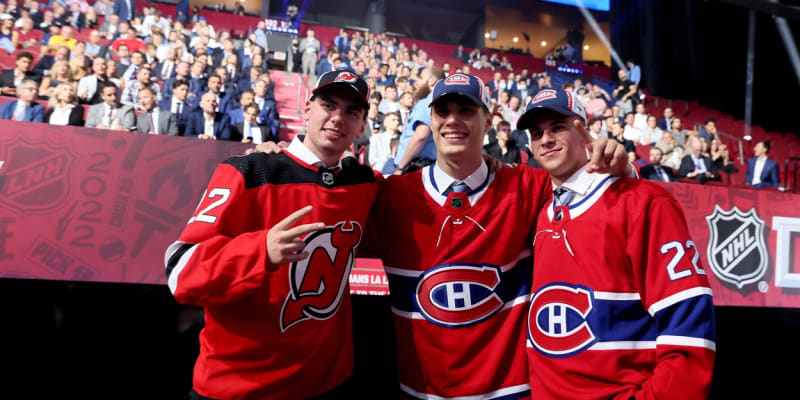 Šimon Nemec, Juraj Slafkovský, Filip Mešár – trio šťastných Slováků na letošním draftu NHL.