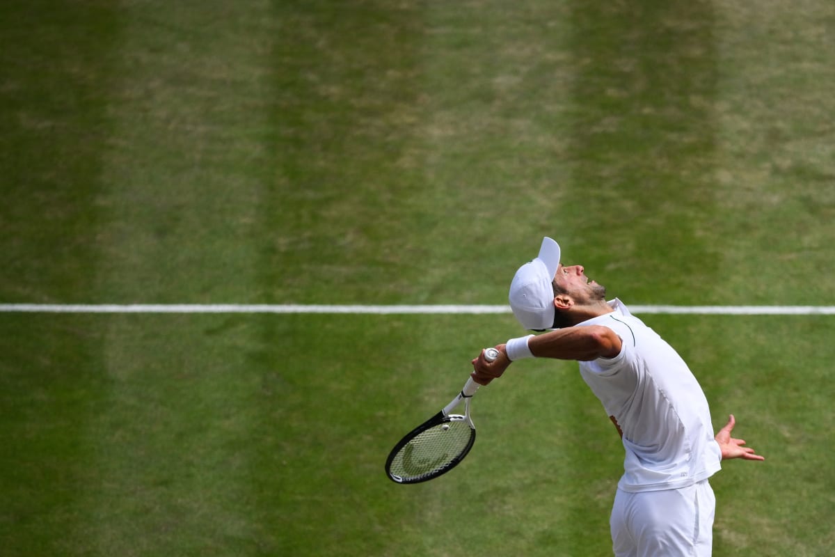 Novak Djokovič a jeho servis ve wimbledonském finále