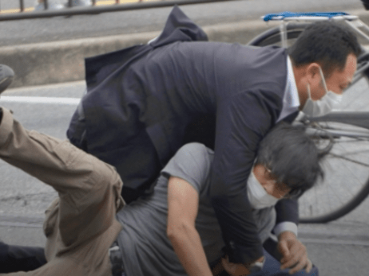 Jedenačtyřicetiletý Tecuja Jamagami byl krátce po atentátu zadržen policií
