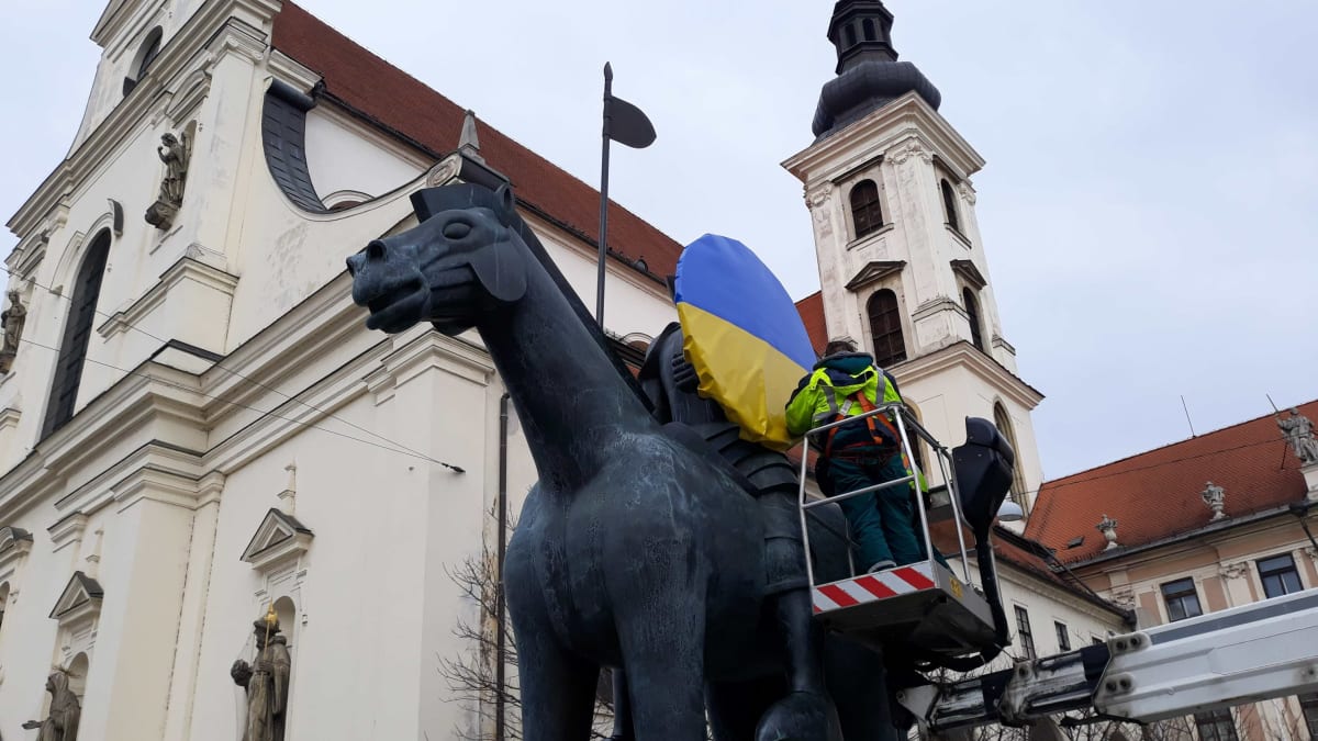 Socha Jošta Lucemburského v Brně s ukrajinskou vlajkou. Ta se stala trnem v oku některých lidí.