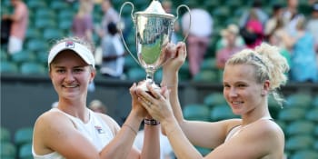 Krejčíková se Siniakovou ovládly Wimbledon. Porazily belgicko-čínskou dvojici