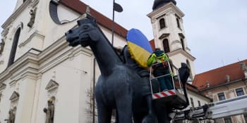Demonstranti v Brně sundali ze slavné sochy ukrajinskou vlajku, nahradili ji moravskou
