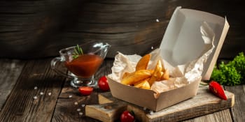 Povinné balení zbytků v restauracích by mohlo vést k dalšímu zdražení. Jak jídlem neplýtvat?