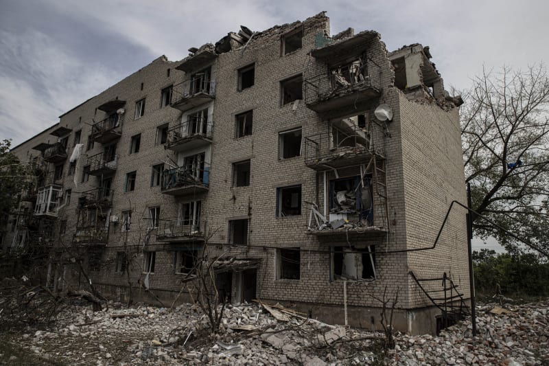 Budovy v Doněcké oblasti jsou poškozeny v důsledku náletu ruských sil.