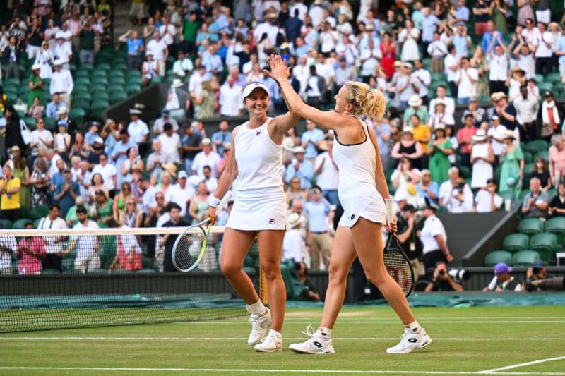 Barbora Krejčíková a Kateřina Siniaková ovládly finále deblového turnaje žen Wimbledonu.