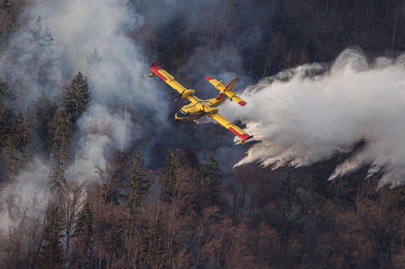 Chorvatské hasičské letadlo Canadair CL-415 shodilo vodu na lesní požár poblíž Preddvor poté, co bylo povoláno na pomoc slovinským hasičům. (březen, 2022)
