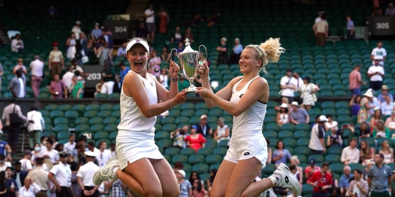 Barbora Krejčíková a Kateřina Siniaková ovládly finále deblového turnaje žen Wimbledonu.
