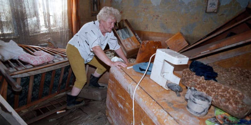 Červenec 1997. Růžena Němčáková z Troubek likviduje nábytek zničený vodou v domě v ulici K Záložně. Dnes už žena nežije, dům obývá její sestra Jarmila Smolková.