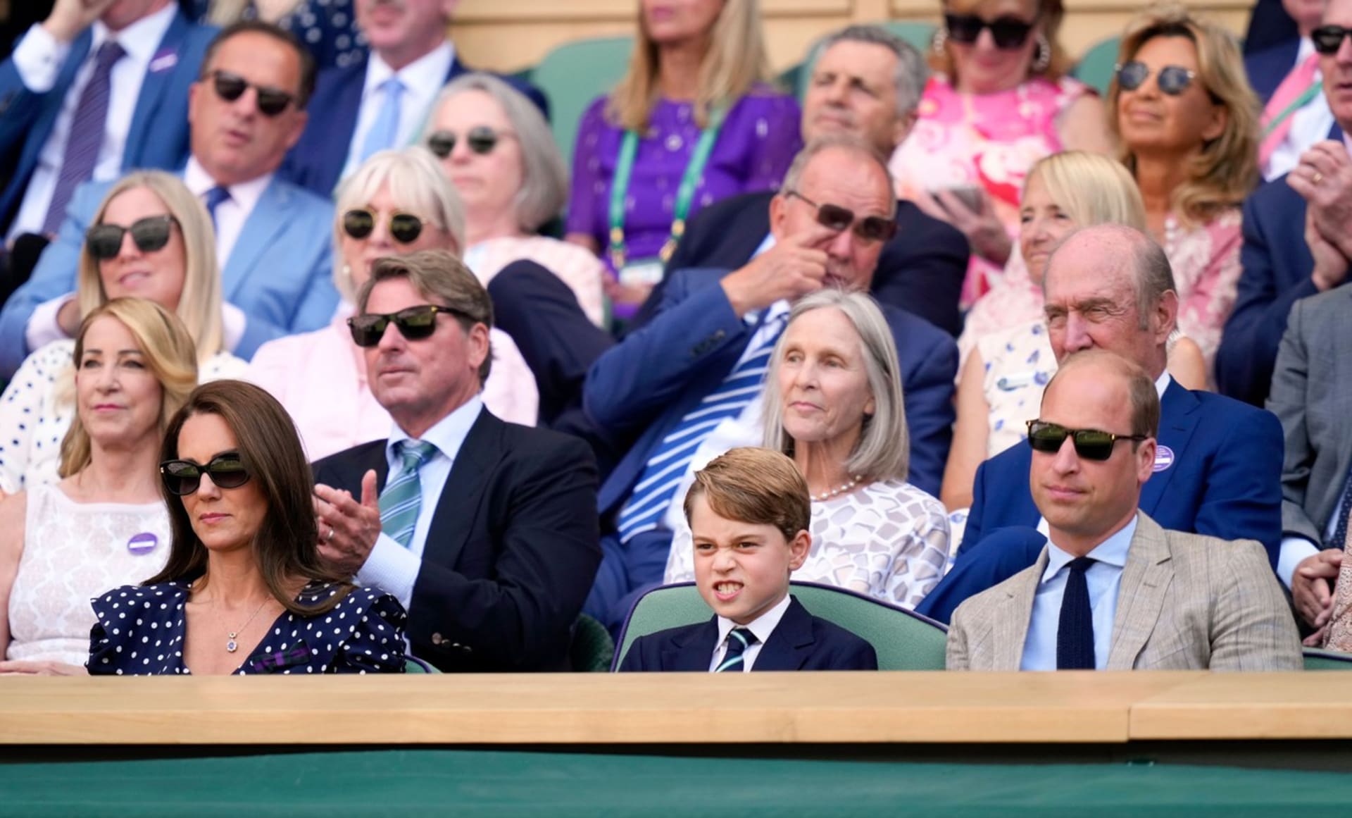Vévodkyně Kate, princ George a princ William na finále Wimbledonu 2022.