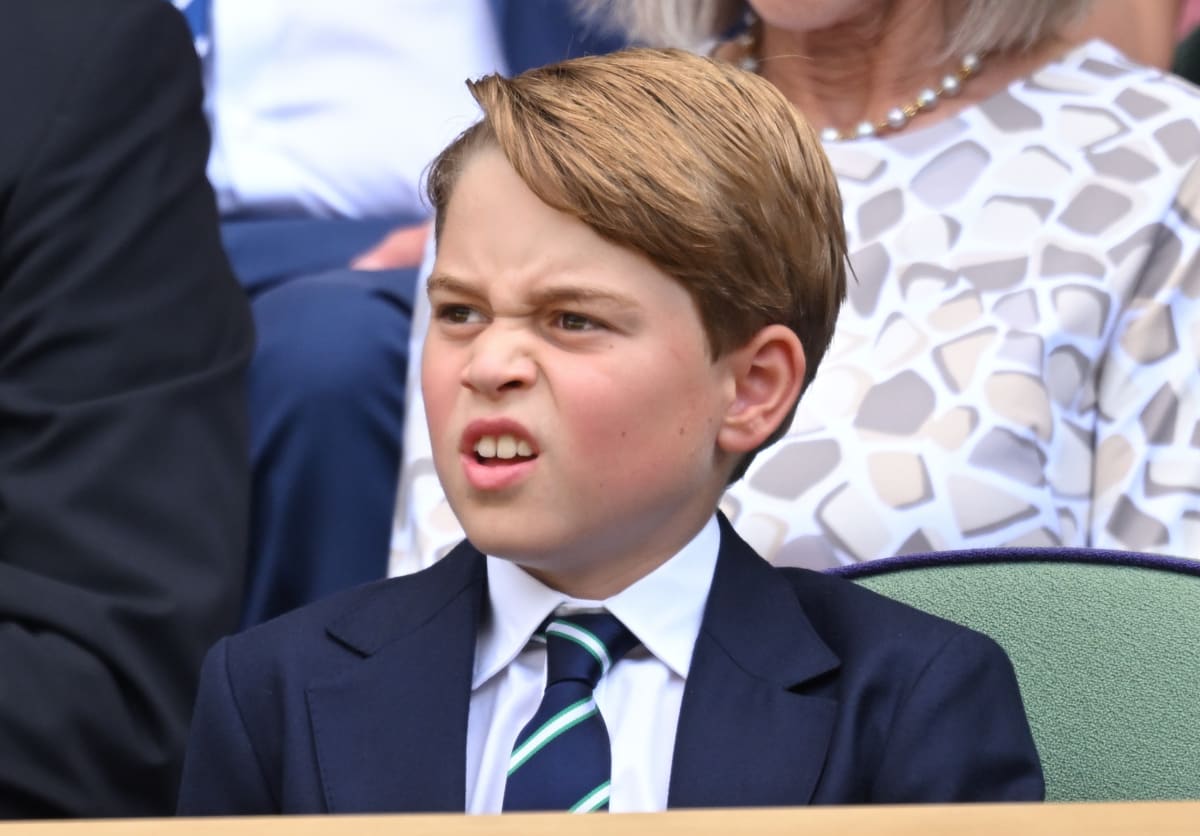 Princ George si premiérové posezení v lóži wimbledonského centrkurtu užíval.